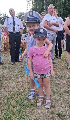 Dzieci podczas pikniki w policyjnych czapkach