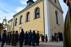 Policjanci, żołnierze i zaproszeni goście podczas uroczystości stoją w szeregu przed Kościołem Garnizonowym w Rzeszowie.