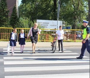 Policyjne patrole w rejonach szkół- Ruszyła akcja &quot; Bezpieczna droga do szkoły&quot;.