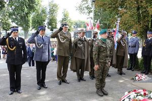 Delegacja służb mundurowych oddaje honory