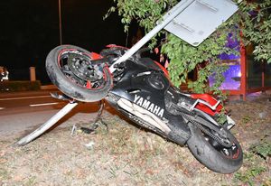 Motocykl który w wyniku zdarzenia zatrzymał się na znaku drogowym