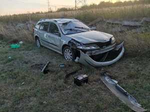 Zdjęcie kolorowe wykonane w porze dziennej przedstawia samochód m-ki renault laguna w kolorze srebrnym, który w miejscowości Duńkowiczki w wyniku niedostosowania prędkości do warunków ruchu uderzyło w drzewo a następnie dachowało.