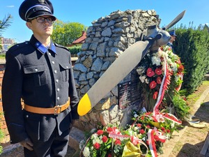 grób st.post. PP Antoniego Krupy, przy grobie stoi policjant odwzorowujący umundurowanie policjanta Policji Państwowej