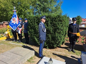 Komendant Powiatowy Policji w Zakopanem składa wieniec na grobie grób st.post. PP Antoniego Krupy,