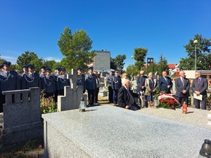 kadra kierownicza oraz wnuk st.post. PP Antoniego Krupy podczas uroczystości odsłonięcia grobu