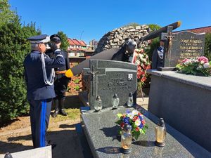 Uroczyste odsłonięcie pamiątkowej tablicy na cmentarzu w Mielcu