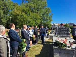 Uroczyste odsłonięcie pamiątkowej tablicy na cmentarzu w Mielcu
