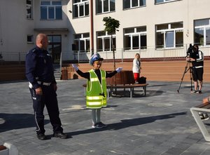 Bezpieczna droga do szkoły z policją - na zdjęciu dzieci i policjant
