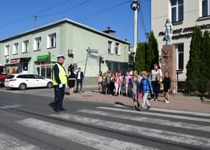 Bezpieczna droga do szkoły z policją - na zdjęciu dzieci i policjant