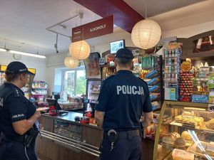 Policjanci kontrolują sklep pod kątem sprzedaży alkoholu