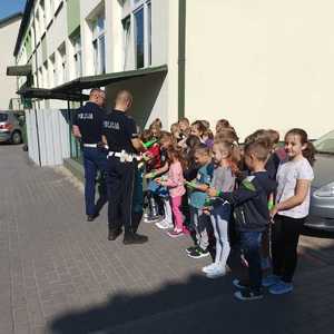 policjanci wydziału ruchu drogowego podczas spotkania z dziećmi