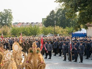 Zdjęcia przedstawiają funkcjonariuszy służb mundurowych podczas pielgrzymki w Leżajsku.