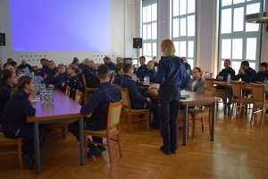 Policjanci podczas szkolenia w auli komendy wojewódzkiej