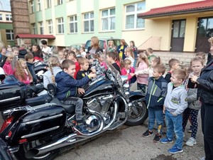 Dzieci podczas prezentacji motocykli na szkolnym parkingu podczas spotkania w ramach kampanii &quot;Bezpieczna droga do szkoły&quot;