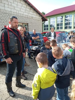 Motocyklista podczas spotkania z dziećmi o bezpieczeństwie