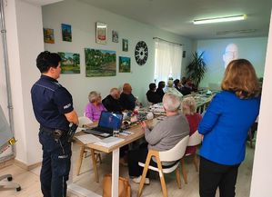 Policjantka i przedstawicielka z Komendy Wojewódzkiej Policji w Rzeszowie, mówią o zagrożeniach dot. seniorów