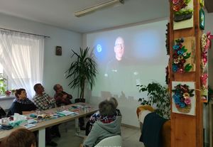 Seniorzy w trakcie oglądania filmu dot. oszustw na wnuczka