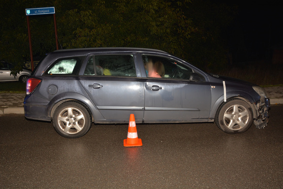 Zdjęcie kolorowe wykonane w porze nocnej-przedstawia pojazd m-ki Opel astra w granatowym kolorze tuż po wypadku w miejscowości Żurawica .