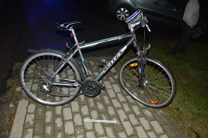 Zdjęcie kolorowe wykonane w porze nocnej-przedstawia rower w kolorze niebieskim tuż po wypadku w miejscowości Żurawica .