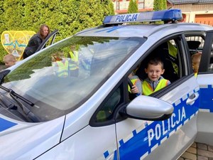 Dzieci oglądają radiowóz policyjny