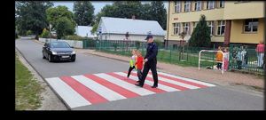 &quot;Bezpieczna droga do szkoły&quot;- policjanci uczyli dzieci zasad bezpieczeństwa na drodze.