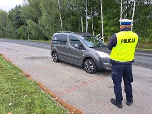 policjanci w czasie działań, funkcjonariusze ruchu drogowego podczas kontroli drogowej pojazdu