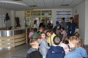 Dzieci z wizytą, w holu jarosławskiej komendy