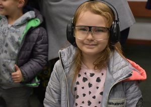 Dziewczynka w okularach i słuchawkach