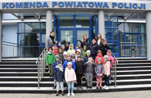 Zdjęcie grupowe - dzieci, wychowawcy oraz policjantki przed budynkiem jarosławskiej komendy