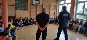 Policjanci z uczniami Szkoły Podstawowej w Ustjanowej