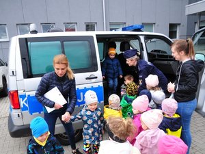 na zdjęciu grupa dzieci przy policyjnym radiowozie