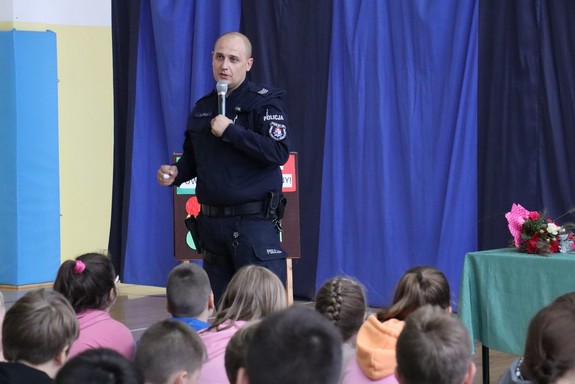 Dzielnicowy Posterunku Policji w Besku na spotkaniu profilaktycznym z uczniami .