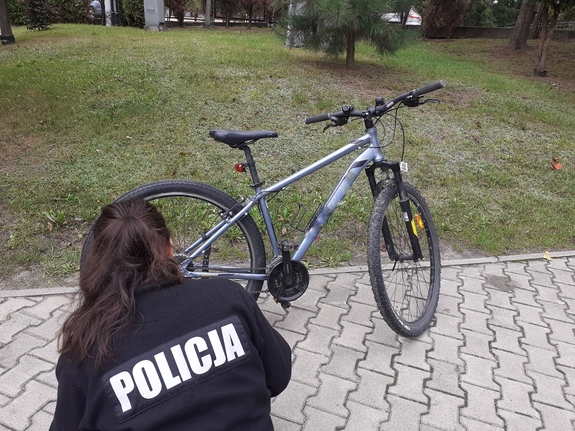 policjantka wykonująca oględziny zabezpieczonego roweru