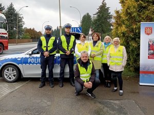 wspólne zdjęcie na tle radiowozu policjantów oraz członków Miejskiej Komisji Rozwiązywania Problemów Alkoholowych w Jaśle