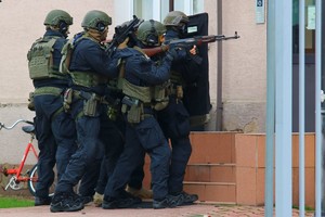 Ćwiczenie PERUN 2022. na zdjęciu grupa policyjnych kontrterrorystów podczas szturmu