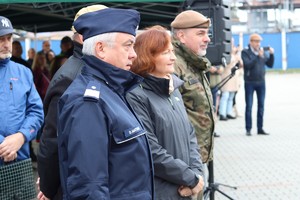 Ćwiczenie PERUN 2022. na zdjęciu grupa osób obserwujących ćwiczenia, od lewej komendant wojewódzki policji i wojewoda podkarpacki