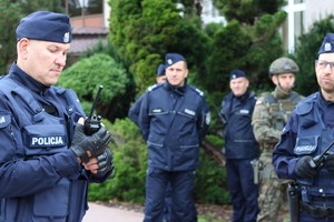 ćwiczenia obronne Perun 2022 na zdjęciu grupa policjantów dowódców zabezpieczenia