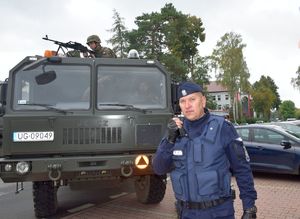 Ćwiczenie PERUN 2022. na zdjęciu pojazd wojskowy, przed nim dowodzący akcją