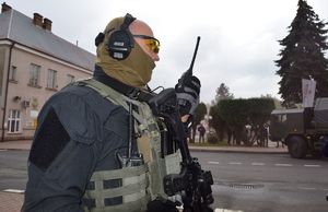 Ćwiczenie PERUN 2022. na zdjęciu dowodzący grupą policyjnych kontrterrorystów