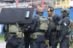 Ćwiczenie PERUN 2022. na zdjęciu kilku policyjnych kontrterrorystów z tarczą