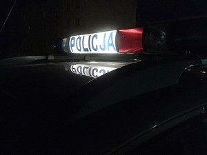 niebieski napis policja na białym tle podświetlenia belki dachowej radiowozu
