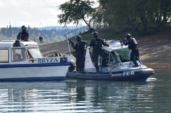 Policjanci podczas ćwiczeń w Polańczyku nad Jeziorem Solińskim