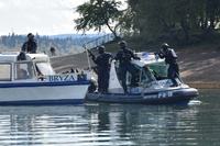 Policjanci podczas ćwiczeń w Polańczyku nad Jeziorem Solińskim