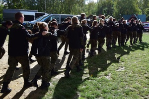 Policjanci podczas ćwiczeń na Jeziorze Solińskim w Polańczyku