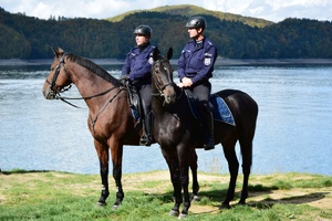 Policjanci podczas ćwiczeń na Jeziorze Solińskim w Polańczyku