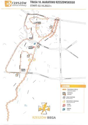 Na zdjęciu trasa maratonu naniesiona na plan ulic Rzeszowa Trasa została zaznaczona kolorem pomarańczowym, a strzałki w kolorze czerwonym wskazują kierunek biegu zawodników. Na planie zaznaczono start, metę, szatnie punkty odżywcze, parkingi.