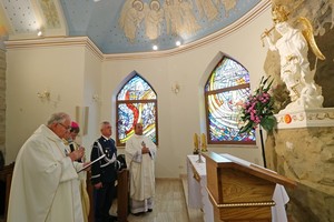 Komendant Wojewódzki Policji w towarzystwie duchownych w kaplicy św. Michała Archanioła