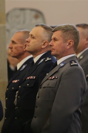 kierownictwo podkarpackiej Policji w umundurowaniu wyjściowym podczas uroczystości w Miejscu Piastowym