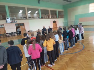 uczniowie na sali gimnastycznej podczas podsumowania spotkania