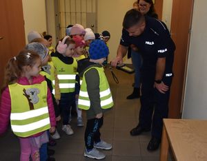 Policjant rozmawia z dziećmi